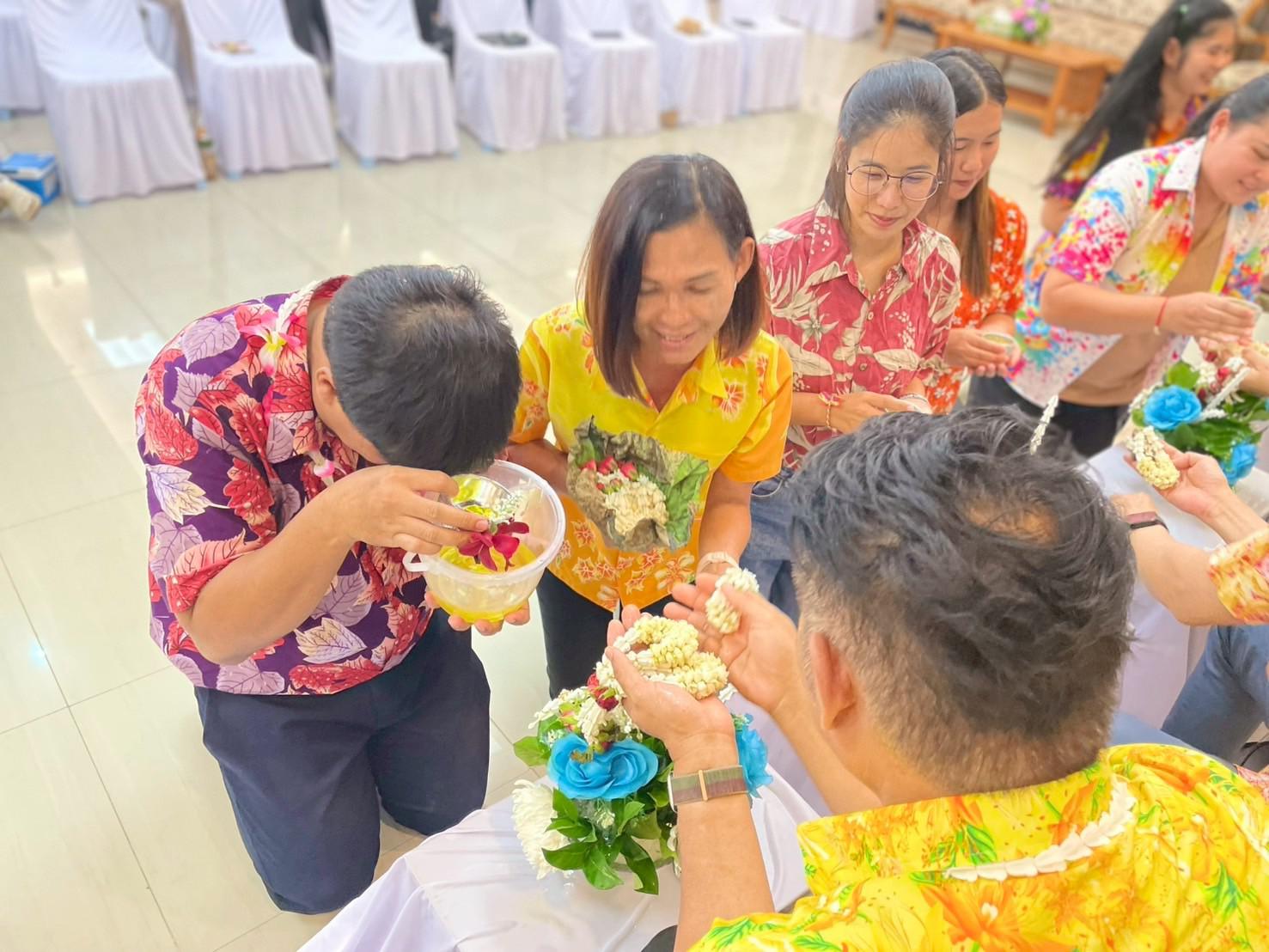 342. วันที่ 26 เมษายน 2568 สาขาการบริหารการศึกษา ได้จัดกิจกรรมรดน้ำดำหัวคณาจารย์ระดับบัณฑิตศึกษา ประจำสาขาการบริหารการศึกษา ณ ห้องประชุมครุร่มสัก 1 ชั้น 3 อาคารคณะครุศาสตร์